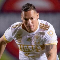 Jesús Dueñas no es expulsado tras fuerte entrada, a pesar del VAR