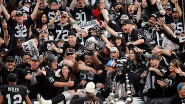 Las imágenes del Black Hole, el sector de la afición más colorida de los Raiders, puede tener sus días contados en Oakland.