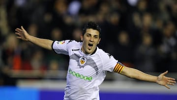 Valencia&#039;s forward David Villa celebrates after scoring against Villarreal during their Spanish league football match at Mestalla Stadium in Valencia, on January 17, 2010. Valencia won 4-1. AFP PHOTO/JOSE JORDAN
 