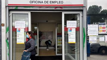 Una mujer sale de una oficina de empleo