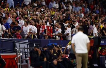 El enfado de los seguidores del Sevilla contra la directiva del club se hizo patente en el descanso del partido, con cánticos de 'Directiva dimisión'.