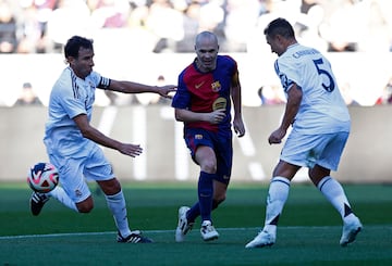 Iniesta encara a Cannavaro y Milla.