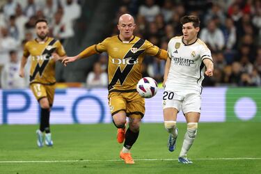 Isi Palazón controla un balón ante Fran García.