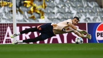 Soccer Football - UEFA Champions League - FC Barcelona Training - St James' Park, Newcastle, Britain - September 17, 2025 FC Barcelona's Joan Garcia during training Action Images via Reuters/Lee Smith