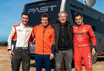 Fernando Alonso junto a Cachn, Ruiloba y Daniel Alonso, presidente del Past Racing.