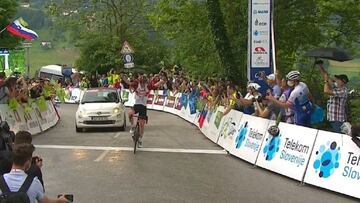 Pogacar celebra su victoria en el Tour de Eslovenia.