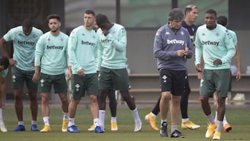 Pellegrini, junto a sus jugadores.