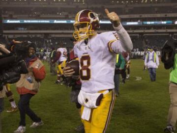 Washington falló el extra point y, ya en el segundo cuarto, los Eagles lograron acercarse gracias a un field goal de Sturgis(13-10), que contestaron los Pieles Rojas poco después (19-10). Cousins fue protagonista en la última jugada de la primera mitad, cuando por error se arrodilló en vez de tirar el snap estando en la end zone con 6 segundos por delante.