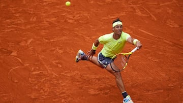 Rafa Nadal devuelve una bola ante Dominic Thiem en la final de Roland Garros 2019.