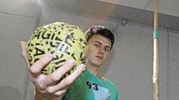 <b>ALUCINADOS. </b>Fernando Tallón y su hijo muestran los 'graves' desperfectos en el pabellón de Ourense.