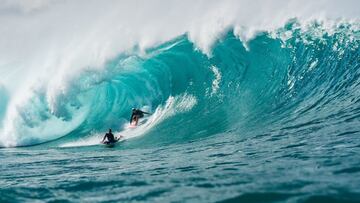 Jamie O'Brien y Mike Stewart en Pipeline