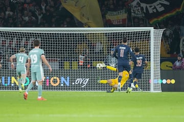 1-0. Error de Clement Lenglet que pierde el balón en su propia área ante la presión de Ousmane Dembélé. El extremo frances asiste a  Warren Zaïre-Emery que controla y ante la salida de Jan Oblak, pica el balón para superar al portero del Atlético de Madrid.