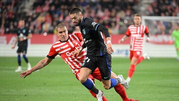 Yannick Carrasco avanza con el balón ante la oposicióon de Oriol Romeu.