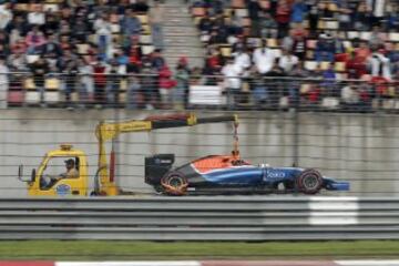 El vehículo del piloto Pascal Wehrlein es retirado durante la clasificación del GP de China.