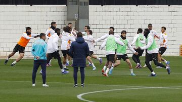 Bordalás, de espaldas, sigue los ejercicios de sus jugadores.