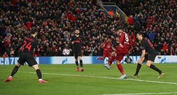 2-1. Roberto Firmino marcó el segundo gol.