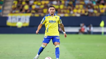 Brian Ocampo en el encuentro que enfrentaba al C¨¢diz y al Real Zaragoza en la jornada 1 de la Liga Hypermotion.