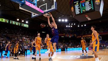 GRAF4550. BARCELONA, 27/09/2018.- El p&iacute;vot ucraniano del FC Barcelona Lassa Artem Pustovyi machaca la canasta de Herbalife Gran Canaria, durante el partido de la primera jornada de Liga ACB que se juega esta noche en el Palau Blaugrana, en Barcelon