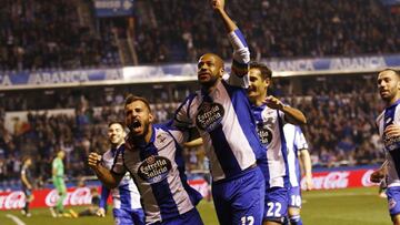 Los jugadores celebran uno de los goles en el Deportivo vs Real Sociedad