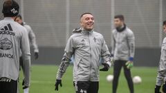 El delantero Iago Aspas sonr&iacute;e durante un entrenamiento del Celta.