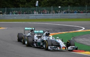 Toque entre Nico Rosberg de Mercedes y  Lewis Hamilton  Mercedes en el Gran Premio de Bélgica en el circuito de Spa-Francorchamps 
