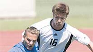 <b>EL DÚO DINÁMICO.</B> Xabi Alonso junto a Rubén Baraja, otro futurible del Real Madrid.