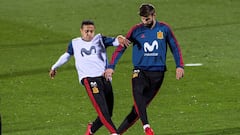 GRAF3040. LAS ROZAS (MADRID), 07/11/2017.- Los jugadores de la selecci&oacute;n espa&ntilde;ola de f&uacute;tbol Thiago Alc&aacute;ntara (i) y Gerard Piqu&eacute; durante el entrenamiento del equipo en la Ciudad del F&uacute;tbol de Las Rozas, para preparar los pr&oacute;ximos amistosos ante Costa Rica y Rusia. EFE / Rodrigo Jimenez