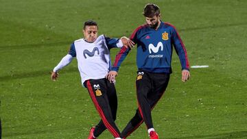 GRAF3040. LAS ROZAS (MADRID), 07/11/2017.- Los jugadores de la selección española de fútbol Thiago Alcántara (i) y Gerard Piqué durante el entrenamiento del equipo en la Ciudad del Fútbol de Las Rozas, para preparar los próximos amistosos ante Costa Rica y Rusia. EFE / Rodrigo Jimenez