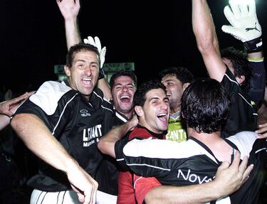 En la 2002-2003, a la temporada siguiente de lo sucedido en Figueres, el FC Barcelona se midió al Novelda con ganas de demostrar que lo que había pasado en la anterior campaña había sido un accidente. En ese momento, Louis Van Gaal, un viejo conocido de la entidad blaugrana, se había hecho cargo de la plantilla del Camp Nou. De nuevo, los culés eran los grandes favoritos para hacerse con el partido. Nada más lejos. Como lo sucedido en Figueres, el Barça volvió a sucumbir ante un modesto. El resultado fue de tres goles a dos. Los tres tantos del Novelda fueron anotados por un solo hombre. Madrigal, el delantero de los alicantinos, fue el encargado de dejar fuera de la Copa del Rey a una plantilla culé que no levantaba cabeza en una de las competiciones que mejor se le han dado históricamente, y más en los últimos tiempos.