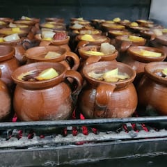 La taberna legendaria en el centro de Madrid que mantiene vivo uno de los cocidos más antiguos entre recuerdos al de tu abuela