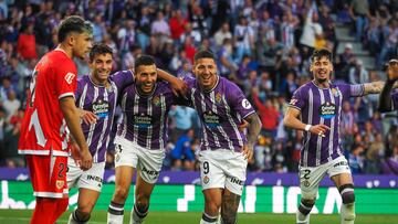 VALLADOLID, 05/10/2024.- El delantero del Real Valladolid Selim Amallah (3i) celebra con sus compañeros el gol marcado ante el Rayo Vallecano durante el partido de la novena jornada de LaLiga EA Sports disputado entre el Real Valladolid y el Rayo Vallecano este sábado en el estadio José Zorrilla de Valladolid. EFE/R. García