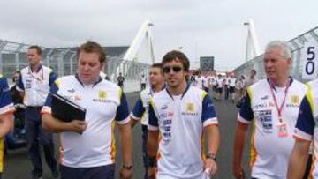 <b>RITUAL. </b>Alonso siempre reconoce a pie el trazado de los circuitos la víspera de los entrenamientos y en Valencia lo hizo en compañía de sus ingenieros de Renault.