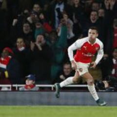 Alexis brilla con un doblete y mantiene con vida a Arsenal