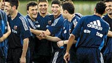 <B>BUEN AMBIENTE</B>. La Selección trabaja sin descanso para llegar en el mejor momento al debut. Eso no quita que haya momentos de buen humor en los entrenamientos.