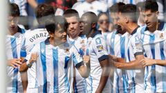 SAN SEBASTIÁN, 12/08/2023.- Jugadores de la Real Sociedad celebran su primer gol, marcado por el delantero Takefusa "Take" Kubo (izda, delante), durante el partido de LaLiga entre la Real Sociedad y el Girona, este sábado en el estadio de Anoeta, en San Sebastián. EFE/ Juan Herrero
