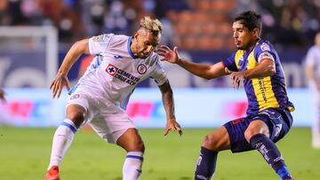 Walter Montoya y Javier Güemez pelean por un balón
