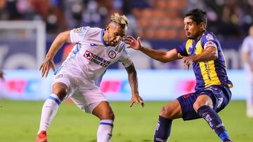 Walter Montoya y Javier G&uuml;emez pelean por un bal&oacute;n