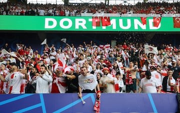 Grupos de hooligans de la selección turca y la georgiana se enfrentaron una esquina del Signal Iduna Park en los prolegómenos del partido que les enfrentaba. Los efectivos desplegados para el partido eran más de 3.000 ante la posibilidad de que hubiera altercados entre dos aficiones muy calientes.