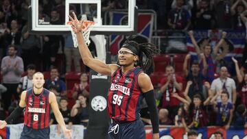 Chima Moneke celebra un triple con Tadas Sedekerskis al fondo.