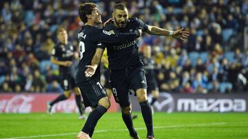 Odriozola felicita a Benzema por uno de sus goles.