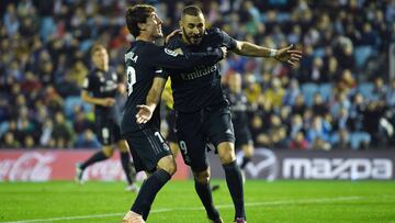 Odriozola felicita a Benzema por uno de sus goles.