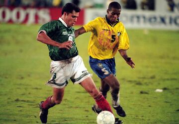 Rodrigo estuvo de 1990 al 2002 con las Águilas. En 1996 inició su carrera con el Tri y su primer torneo fue en los Olímpicos de 1996. Para el 2003 estuvo en San Luis, se fue al Puebla y se retiró en Lobos BUAP. Hoy es entrenador de las fuerzas básicas del América.