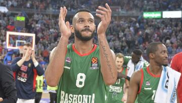 Adam Hanga aplaude a la afición del Buesa Arena.
