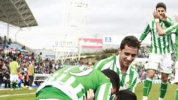 <b>UN MONTÓN DE ALEGRÍA. </b>Jorge Molina (de espaldas), Rubén Castro (tumbado) y Ezequiel (de frente) celebran el 0-3 con Salva Sevilla e Isidoro felicitándose detrás.