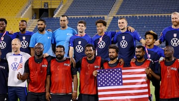 Soccer Football - FIFA World Cup Qatar 2022 - United States hold a welcome event with construction workers - Thani bin Jassim Stadium, Doha, Qatar - November 15, 2022 Christian Pulisic of the U.S. and teammates pose with players from a construction workers team REUTERS/Kai Pfaffenbach