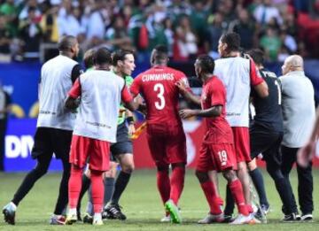 Jugadores de Panamá discuten con el árbitro Mark Geiger, que decretó penalti por una supuesta mano de Torres, lo que enfado de los panameños, que amenazaron incluso con retirarse del campo