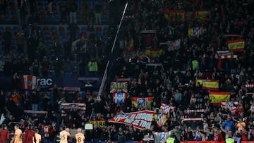 El Atlético celebra con sus aficionados el pase a cuartos de la Copa del Rey en el Ciutat de Valencia.