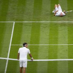 Federer sufre mucho antes de pasar por lesión de Mannarino