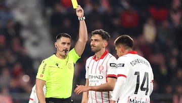 GIRONA, SPAIN - MARCH 01: Ivan Martin of Girona FC is shown a yellow card by Referee Miguel Angel Ortiz Arias during the LaLiga EA Sports match between Girona FC and RC Celta de Vigo at Montilivi Stadium on March 01, 2026 in Girona, Spain. (Photo by Judit Cartiel/Getty Images)