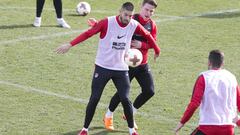 Carrasco, que negocia irse a China, con Gameiro en un entrenamiento del Atl&eacute;tico de Madrid. 